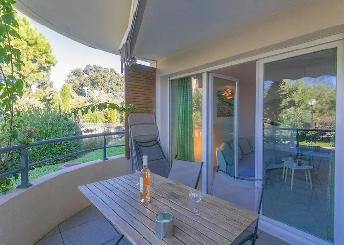 Belle Terrasse St-raphael Сен-Рафаэль